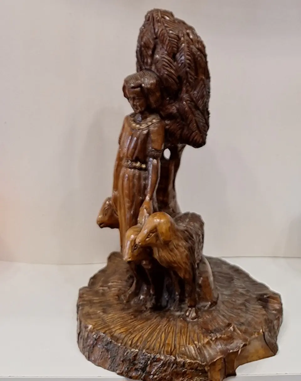 Escultura em madeira, representando pastora 3