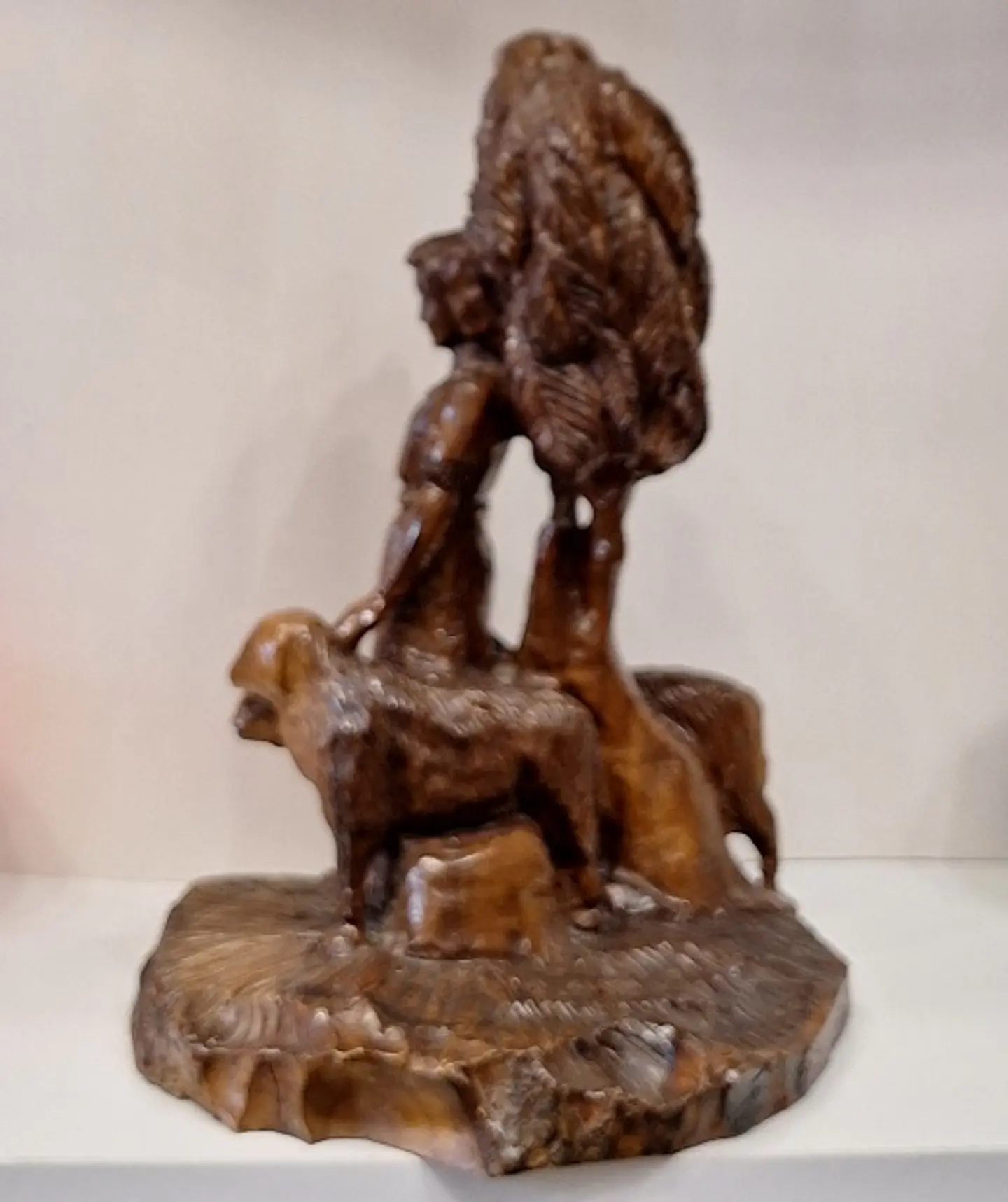 Escultura em madeira, representando pastora 4