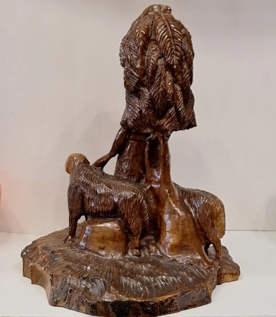Escultura em madeira, representando pastora 5