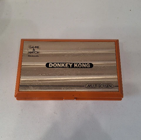 Consola portátil Nintendo Game & Watch Donkey Kong do modelo DK-52, lançada em 1982.