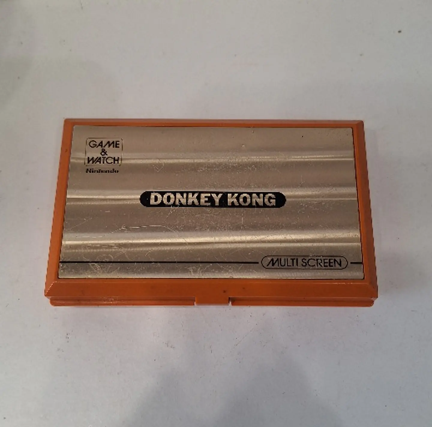 Consola portátil Nintendo Game & Watch Donkey Kong do modelo DK-52, lançada em 1982. 1