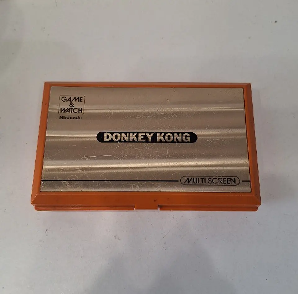 Consola portátil Nintendo Game & Watch Donkey Kong do modelo DK-52, lançada em 1982. 1
