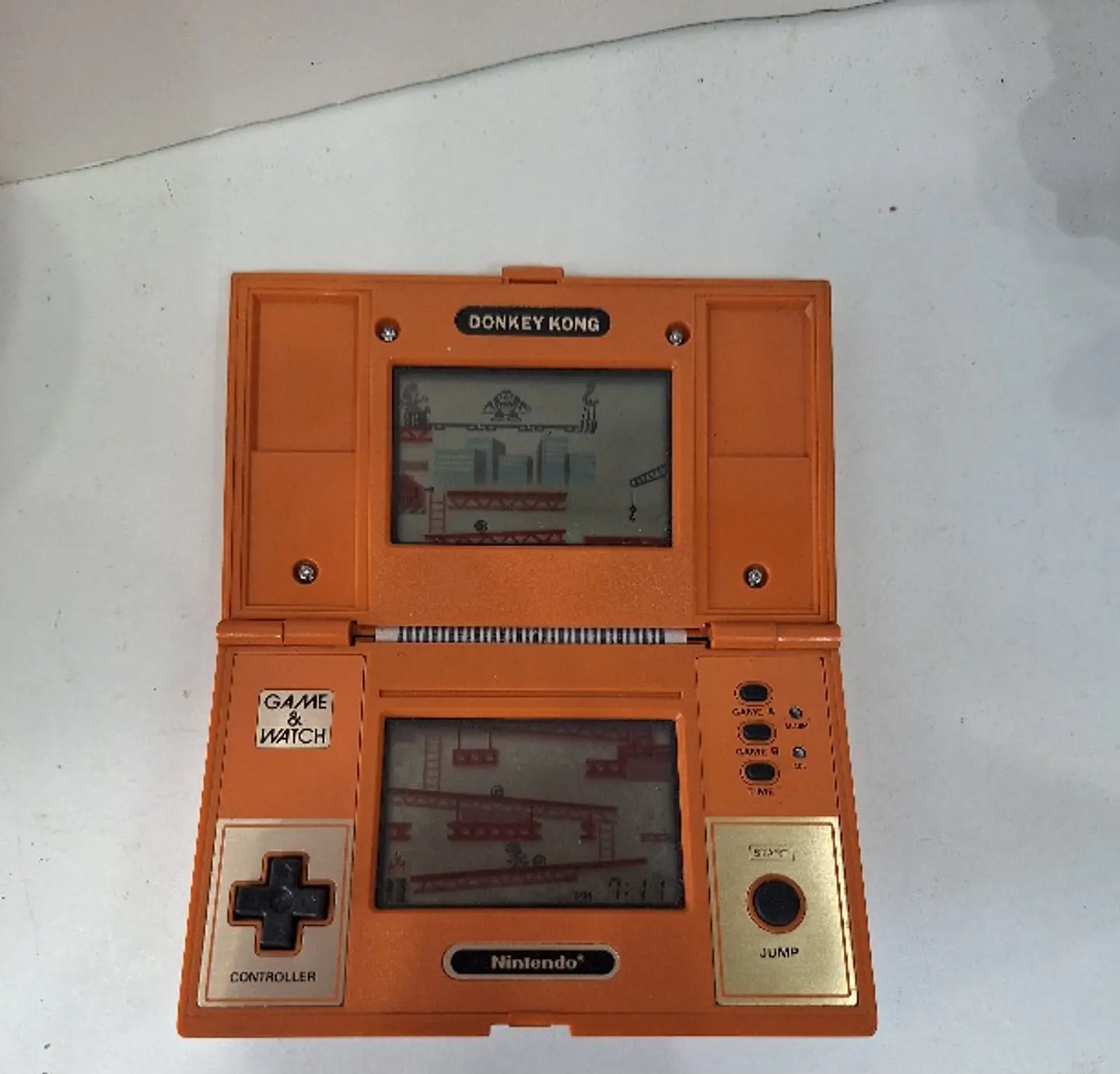 Consola portátil Nintendo Game & Watch Donkey Kong do modelo DK-52, lançada em 1982. 3