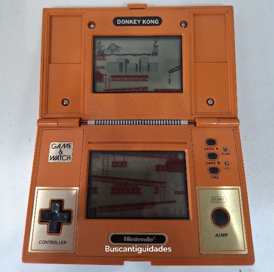 Consola portátil Nintendo Game & Watch Donkey Kong do modelo DK-52, lançada em 1982. 2