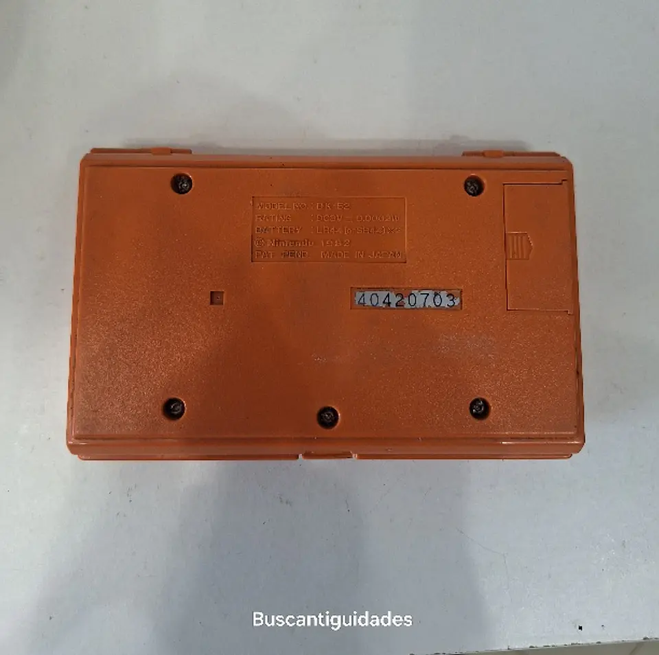 Consola portátil Nintendo Game & Watch Donkey Kong do modelo DK-52, lançada em 1982. 7