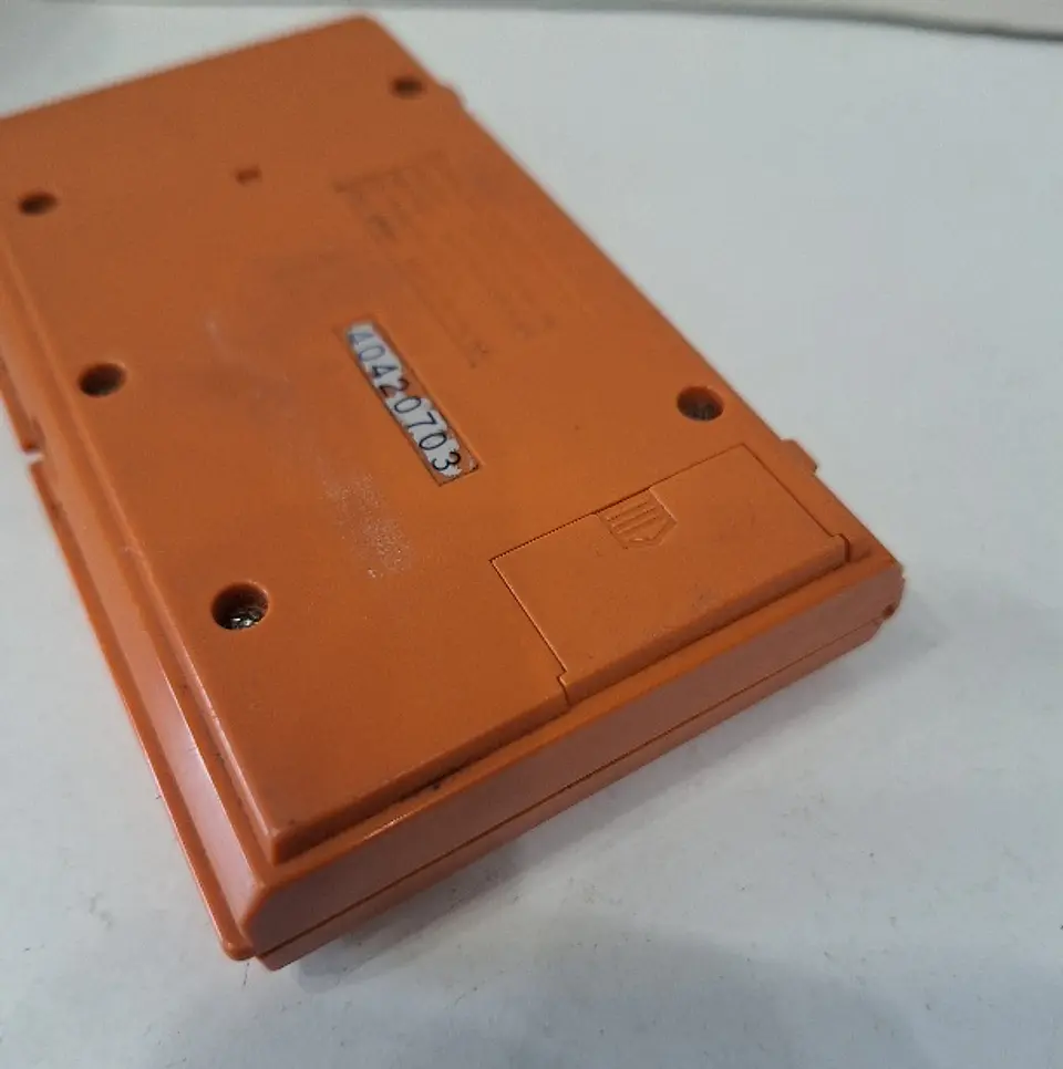 Consola portátil Nintendo Game & Watch Donkey Kong do modelo DK-52, lançada em 1982. 9