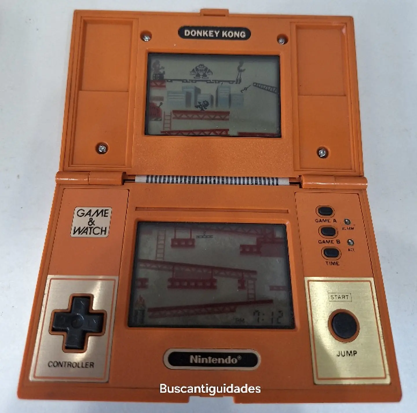 Consola portátil Nintendo Game & Watch Donkey Kong do modelo DK-52, lançada em 1982. 4