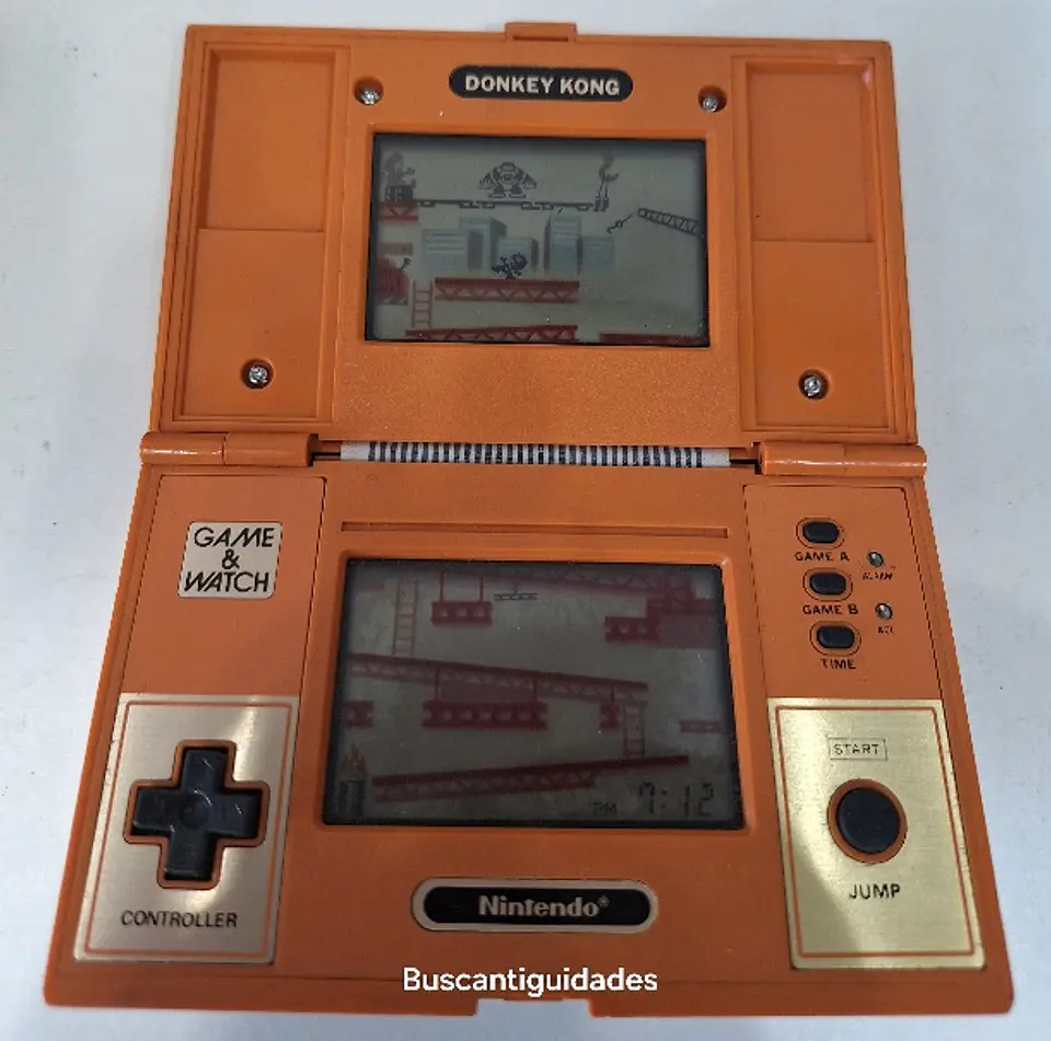 Consola portátil Nintendo Game & Watch Donkey Kong do modelo DK-52, lançada em 1982. 4