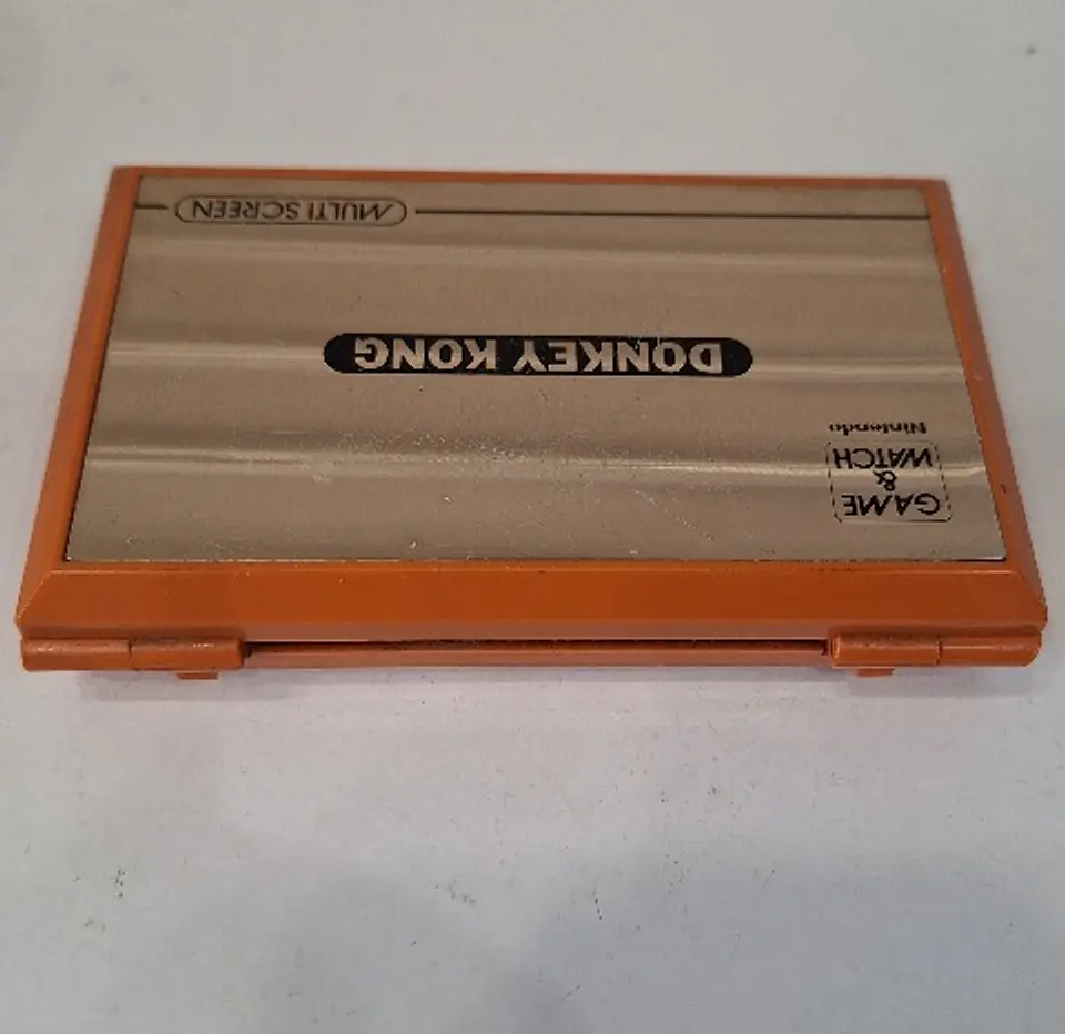 Consola portátil Nintendo Game & Watch Donkey Kong do modelo DK-52, lançada em 1982. 10