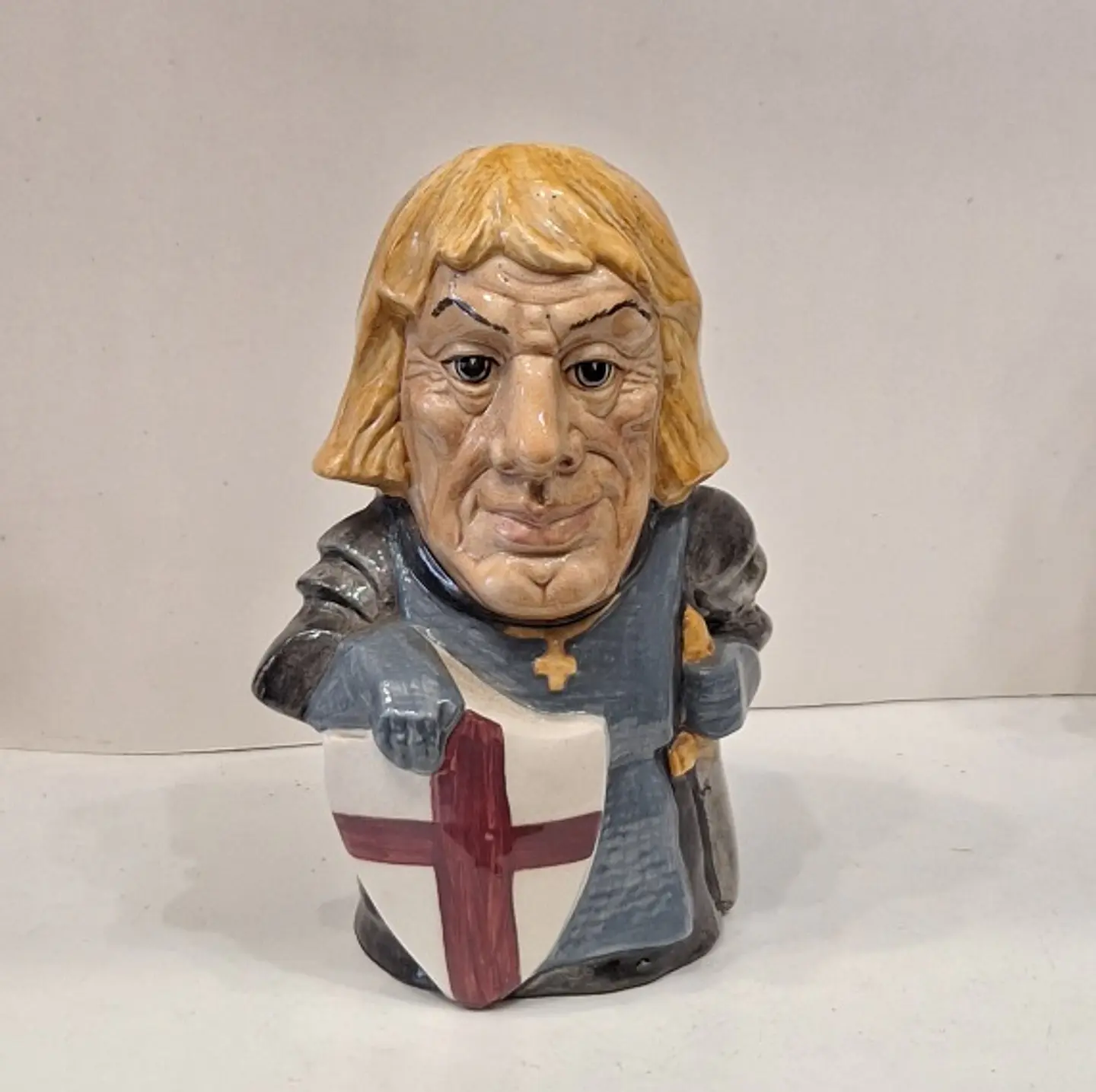 Caneca antropomórfica em faiança policromada 1