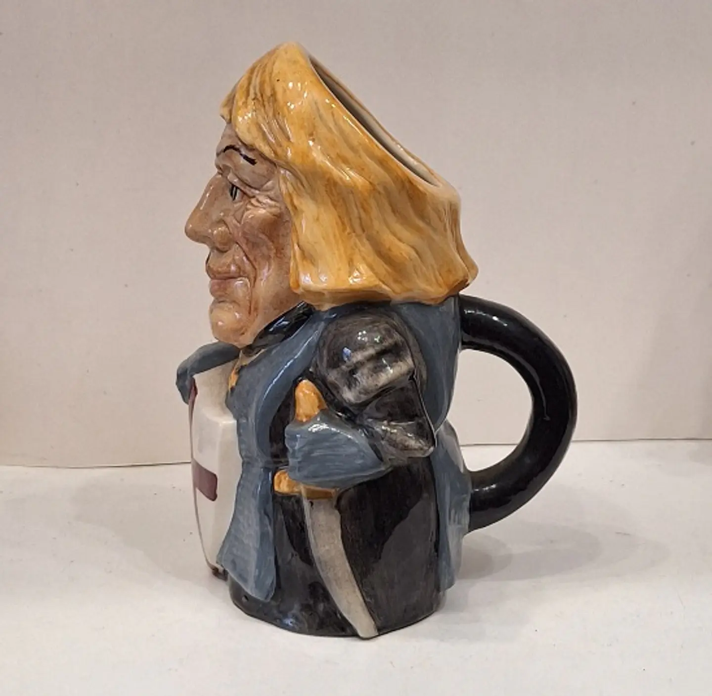 Caneca antropomórfica em faiança policromada 3