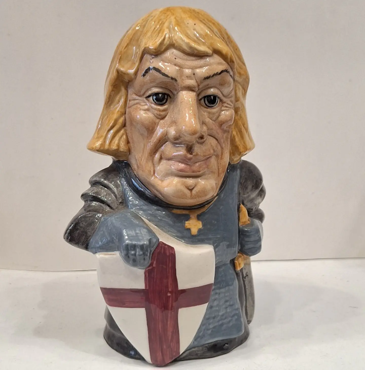 Caneca antropomórfica em faiança policromada 4