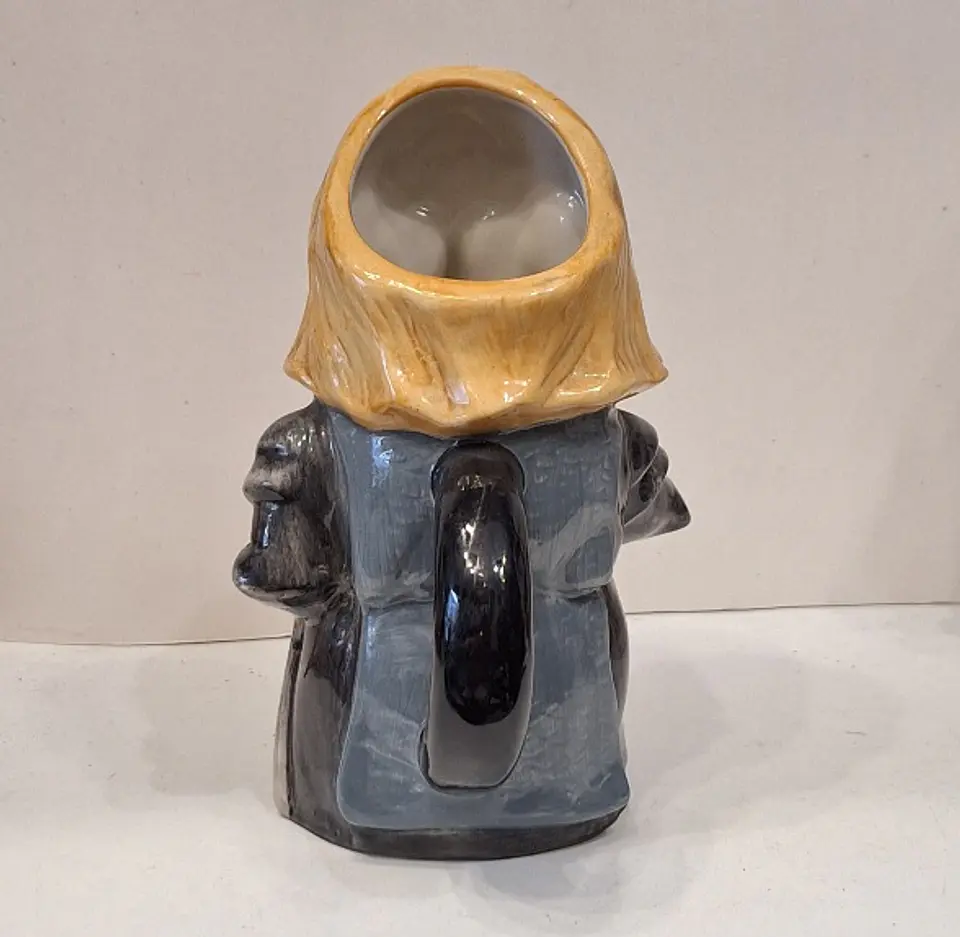 Caneca antropomórfica em faiança policromada 6