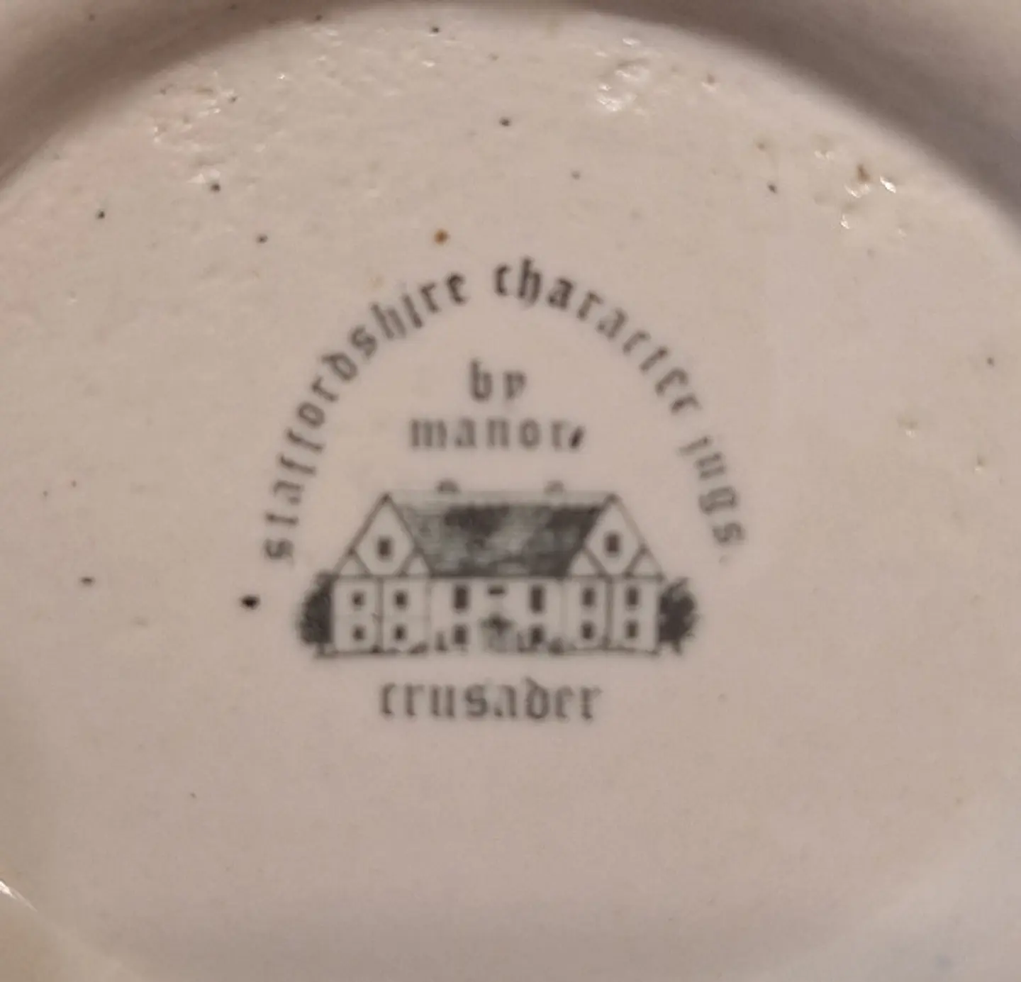 Caneca antropomórfica em faiança policromada 7