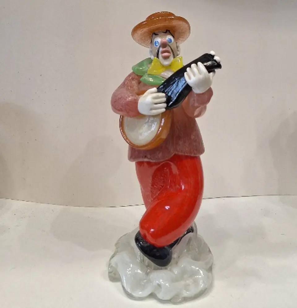 Estatueta de vidro representando palhaço músico.  3
