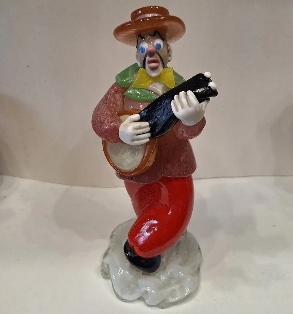 Estatueta de vidro representando palhaço músico.  2