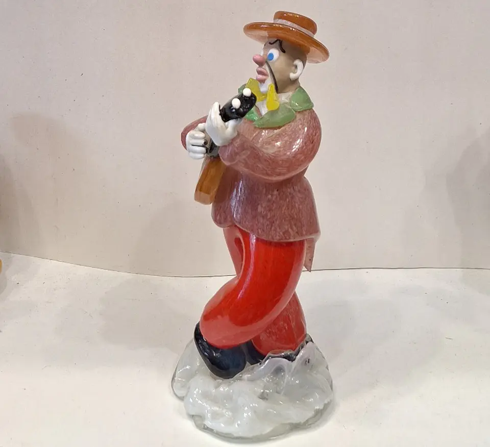 Estatueta de vidro representando palhaço músico.  4