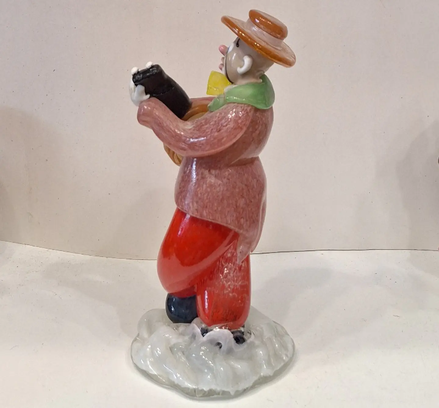 Estatueta de vidro representando palhaço músico.  5