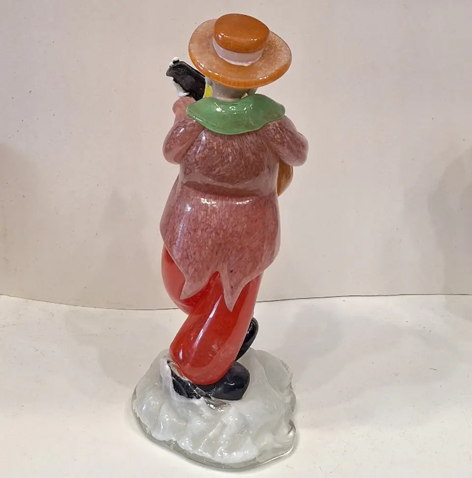 Estatueta de vidro representando palhaço músico.  6