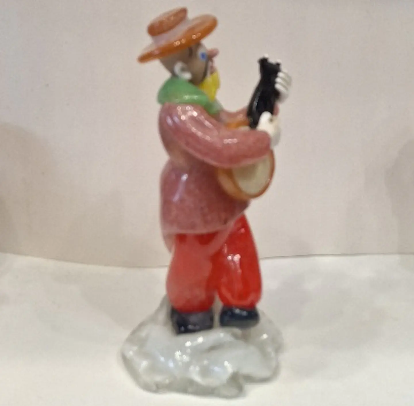 Estatueta de vidro representando palhaço músico.  7