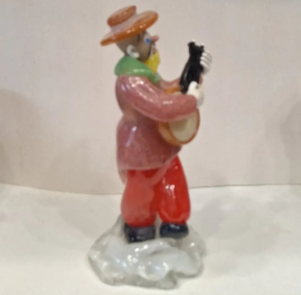 Estatueta de vidro representando palhaço músico.  7