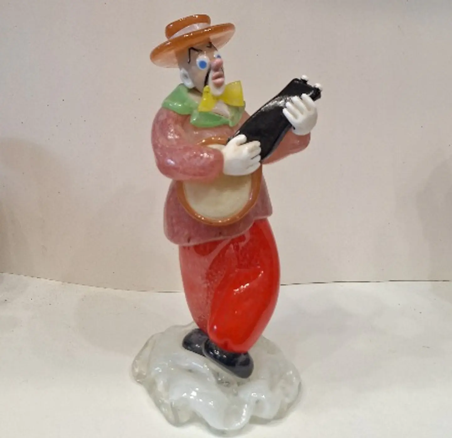 Estatueta de vidro representando palhaço músico.  8