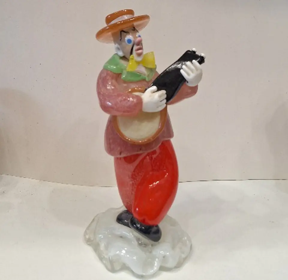 Estatueta de vidro representando palhaço músico.  8