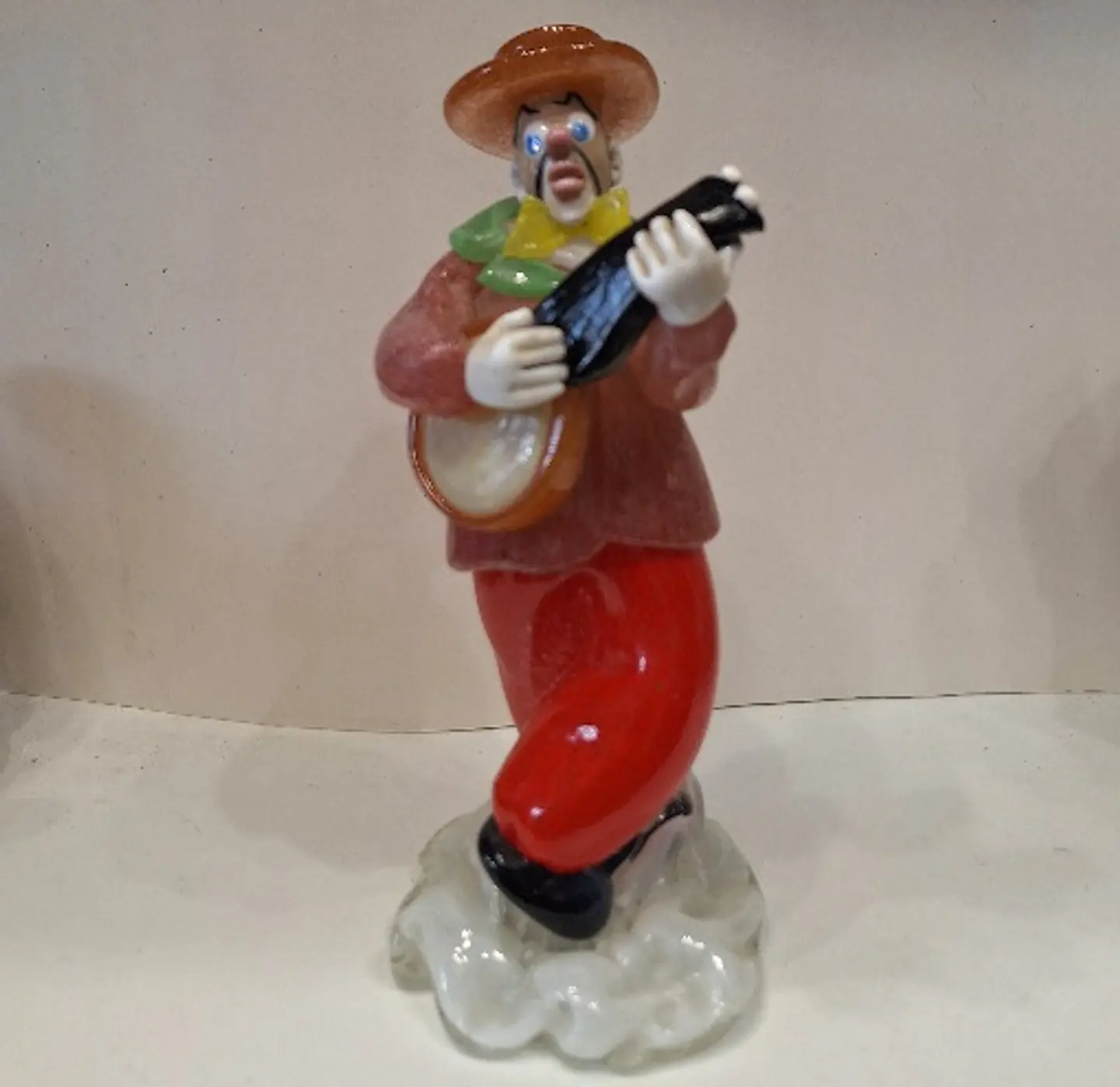 Estatueta de vidro representando palhaço músico.  9