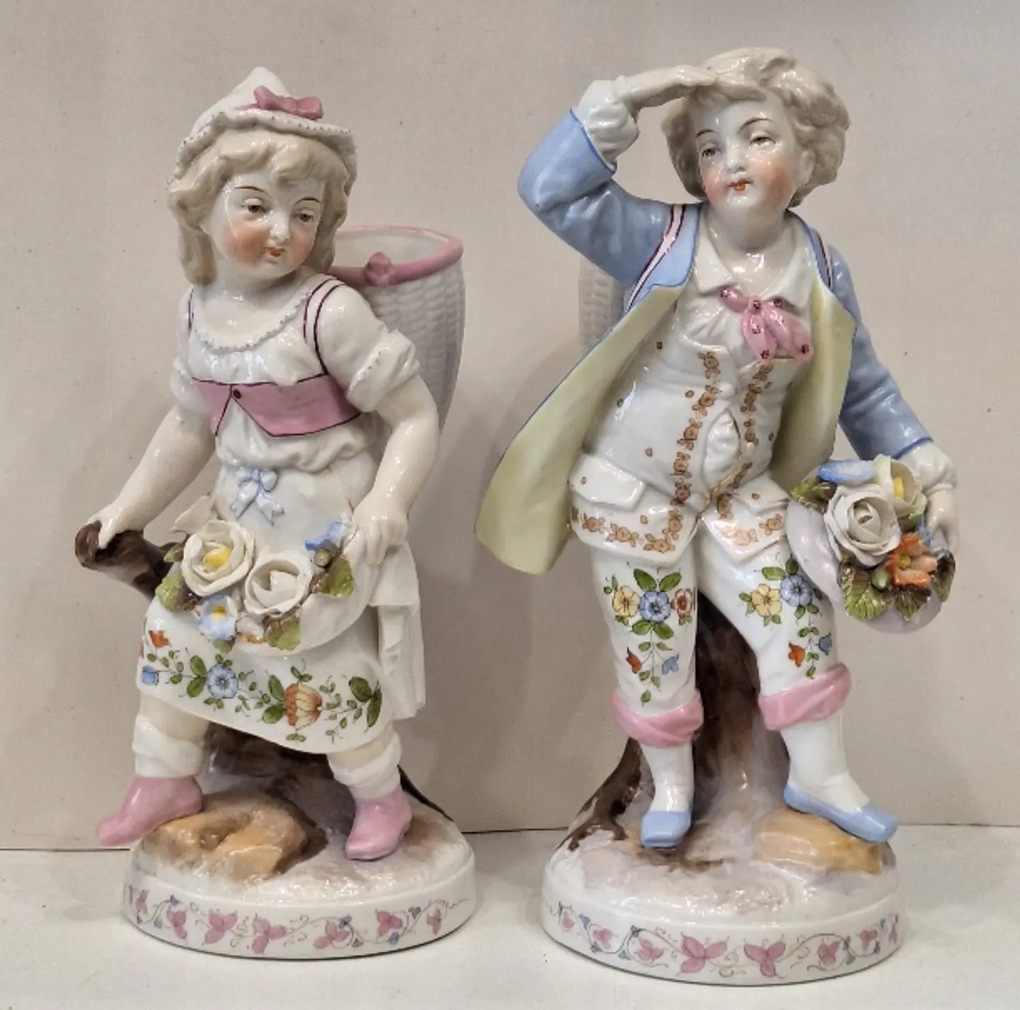 Par de bibelots em porcelana policromada alemã marca Pössneck  1