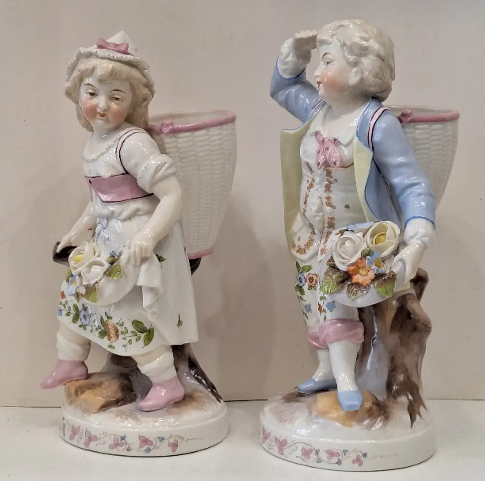 Par de bibelots em porcelana policromada alemã marca Pössneck  2