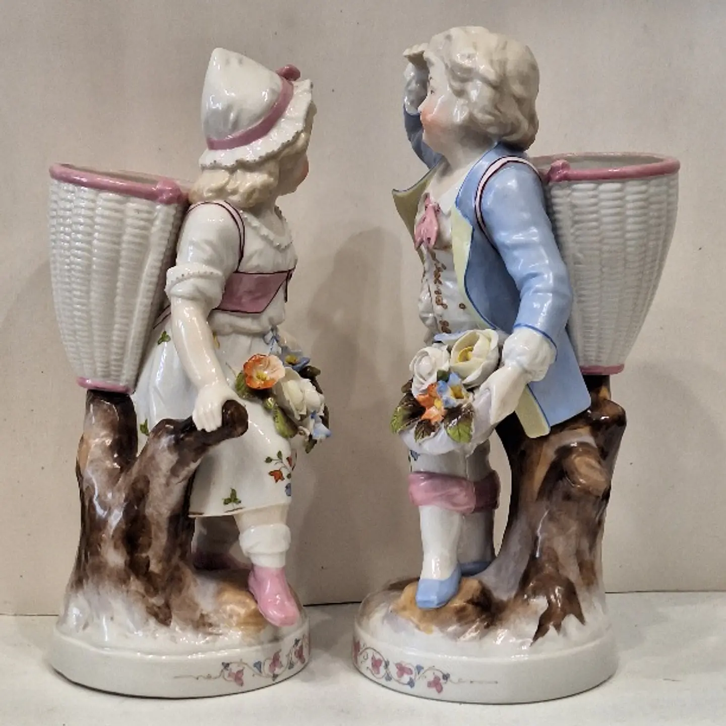 Par de bibelots em porcelana policromada alemã marca Pössneck  3