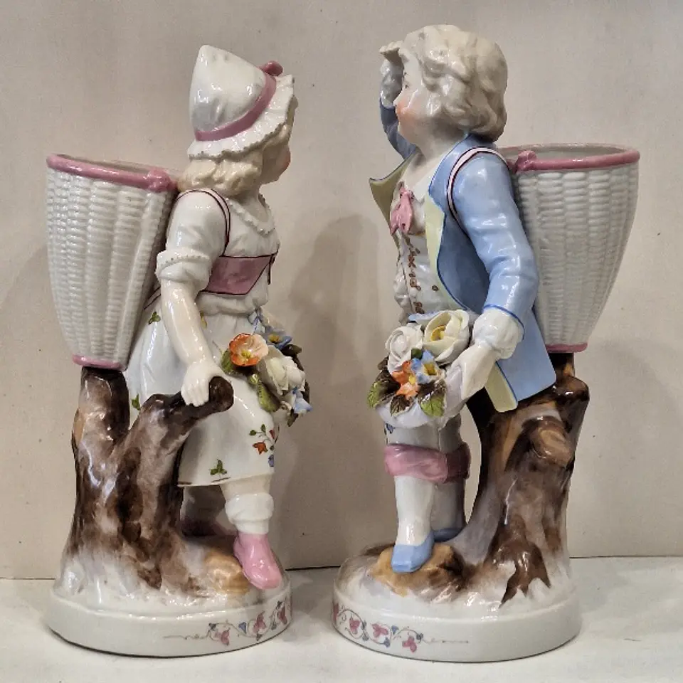 Par de bibelots em porcelana policromada alemã marca Pössneck  3