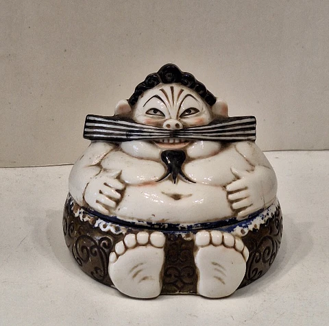 Caixa oriental em porcelana policromada. 