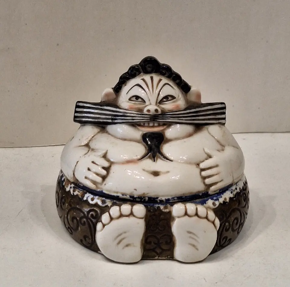Caixa oriental em porcelana policromada.  1