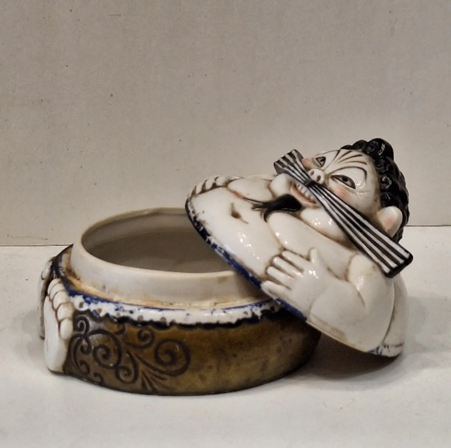 Caixa oriental em porcelana policromada.  3
