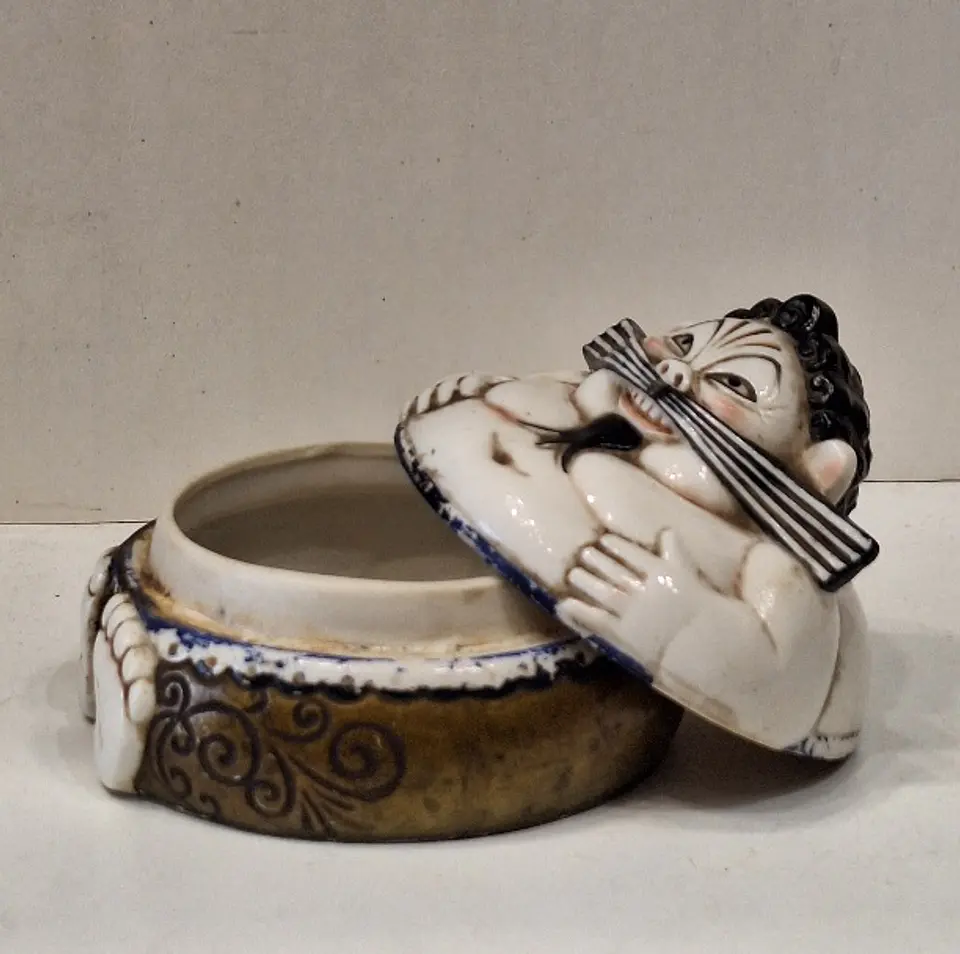 Caixa oriental em porcelana policromada.  3