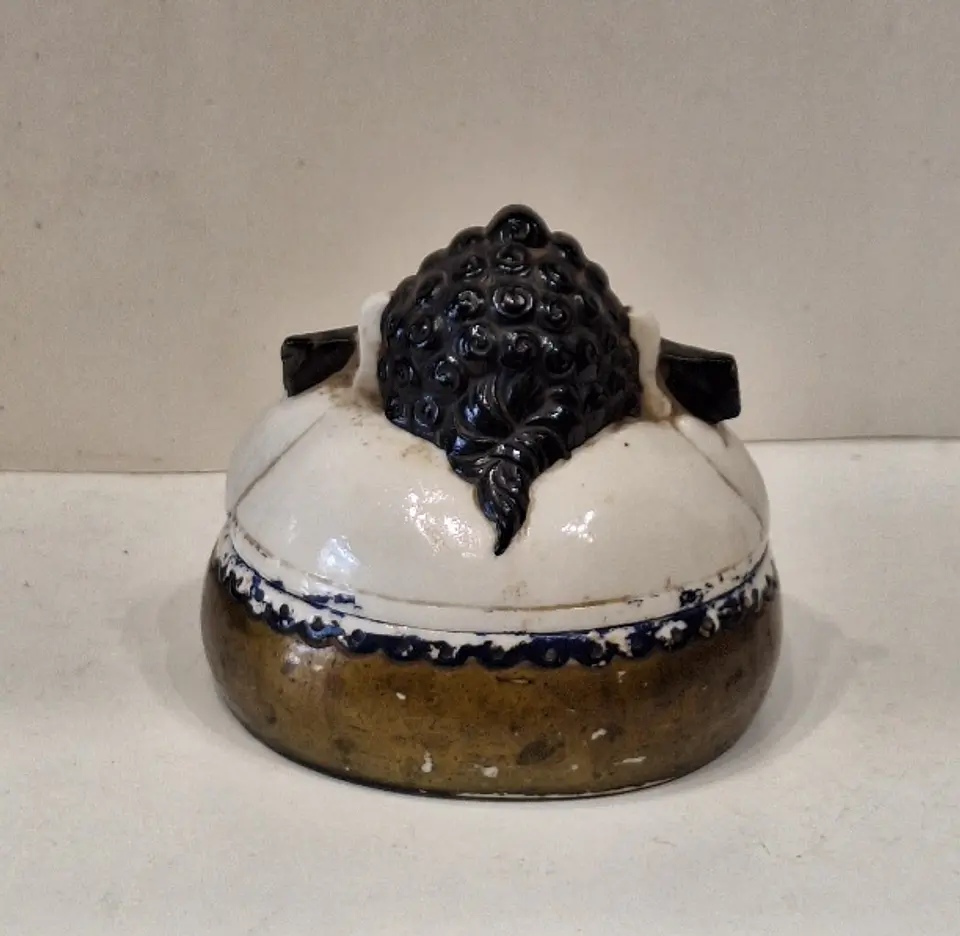 Caixa oriental em porcelana policromada.  4
