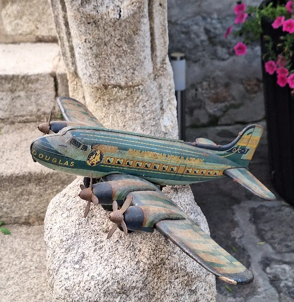 Brinquedo vintage de lata e fricção do Douglas DC-7 da Pan American World Airways. Japan  1