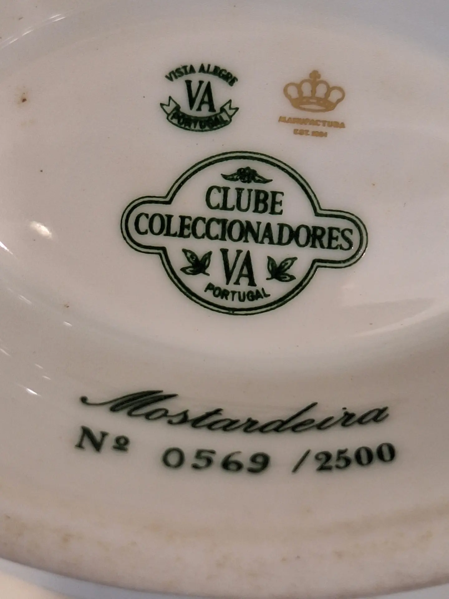 Mostardeira com as armas Reais. Vista Alegre.  4