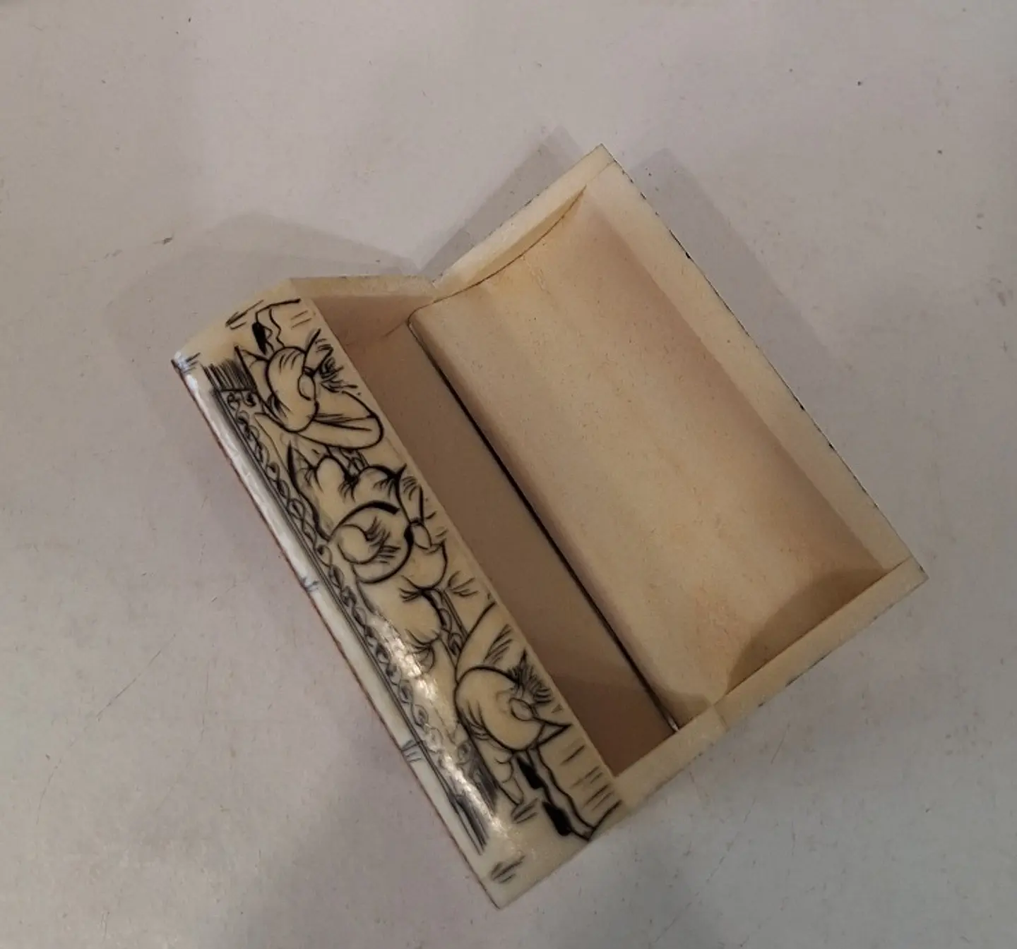Caixa porta-Jóias oriental em osso.  6