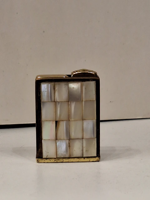 Atomizador de perfume de bolso vintage em formato de isqueiro em latão e madrepérola 