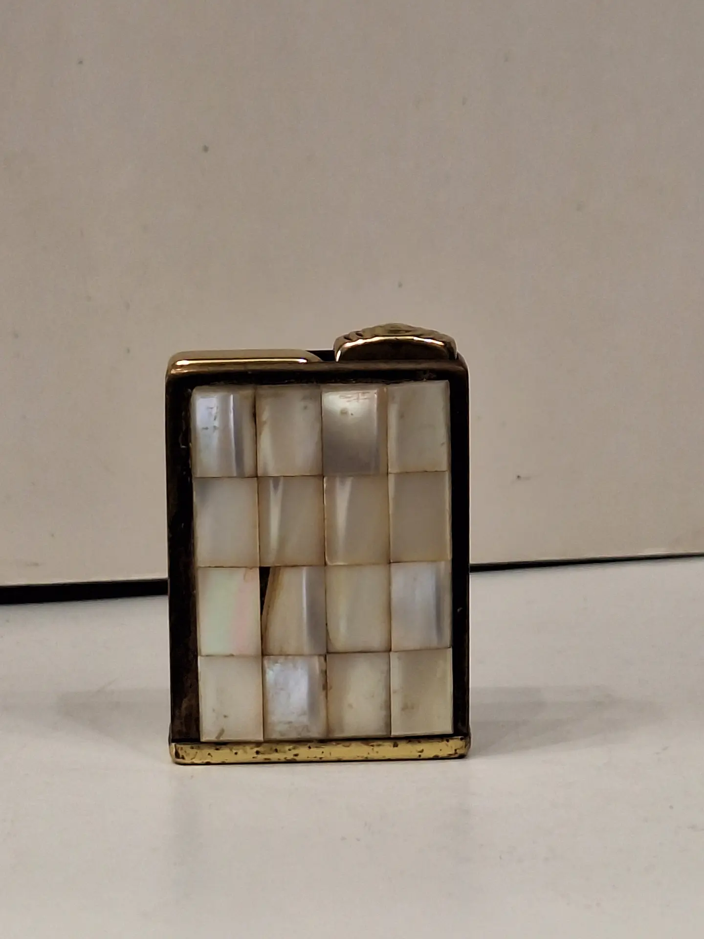 Atomizador de perfume de bolso vintage em formato de isqueiro em latão e madrepérola  1