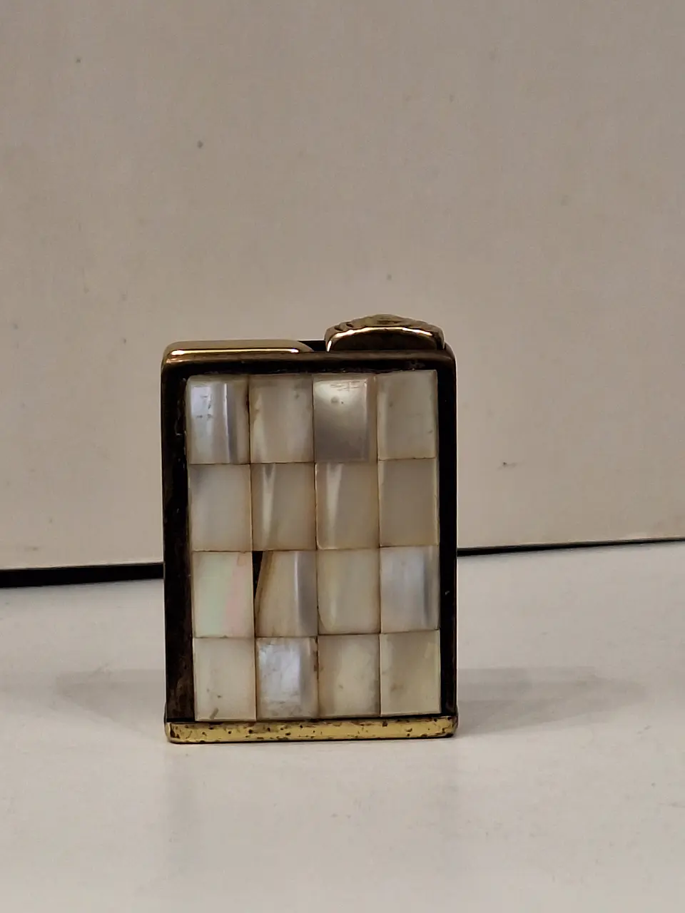 Atomizador de perfume de bolso vintage em formato de isqueiro em latão e madrepérola  1