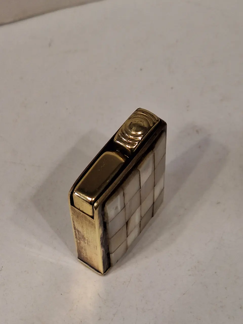 Atomizador de perfume de bolso vintage em formato de isqueiro em latão e madrepérola  5