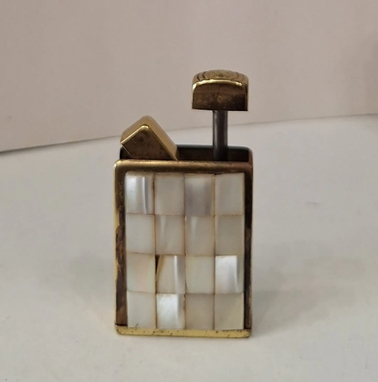 Atomizador de perfume de bolso vintage em formato de isqueiro em latão e madrepérola  2