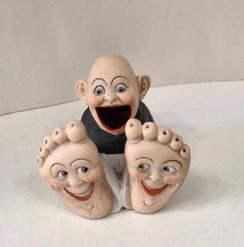 Fosforeira (paliteiro) em biscuit ' Big feet ' da Schafer & Vater, Alemanha. 