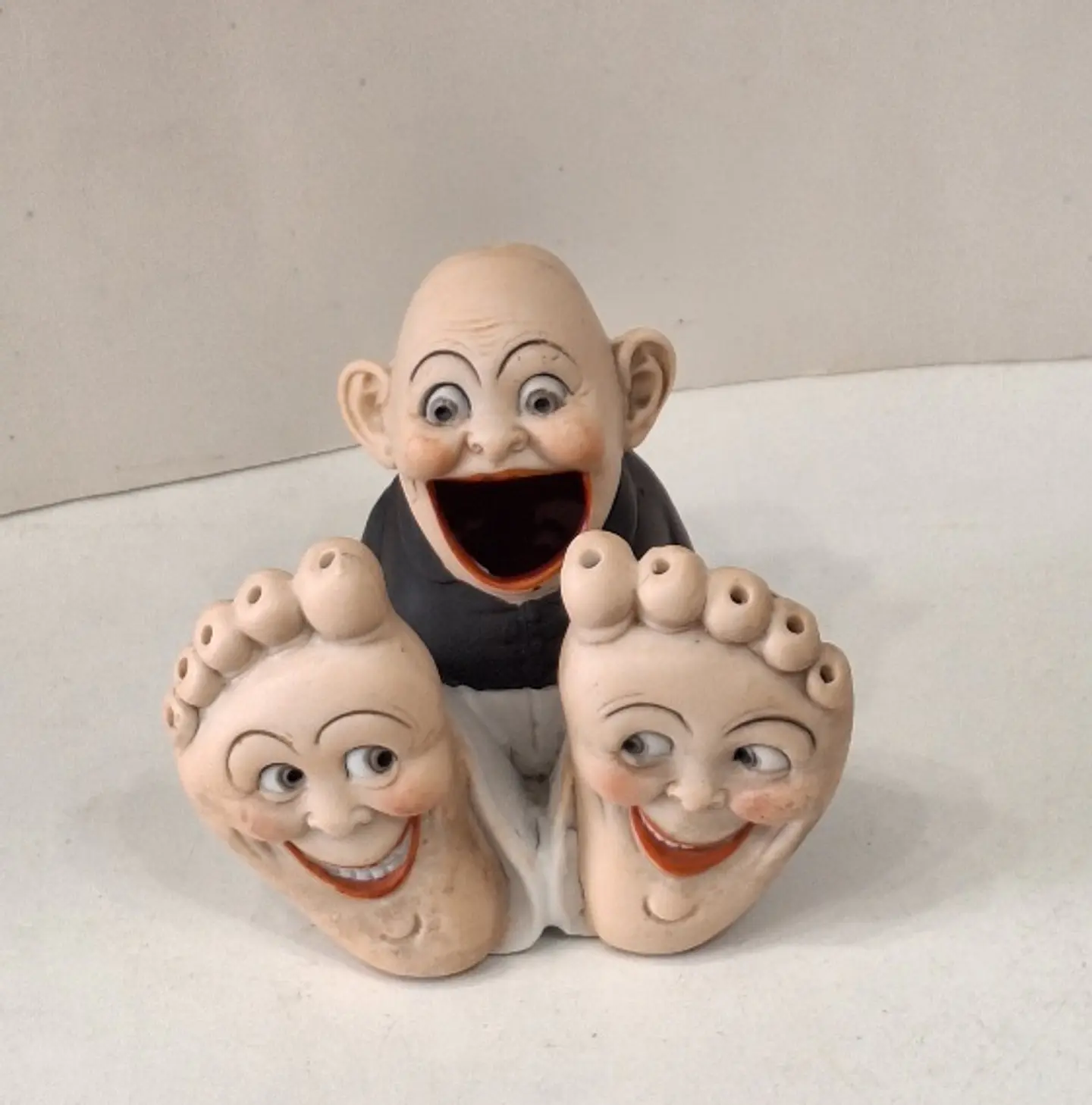 Fosforeira (paliteiro) em biscuit ' Big feet ' da Schafer & Vater, Alemanha.  1