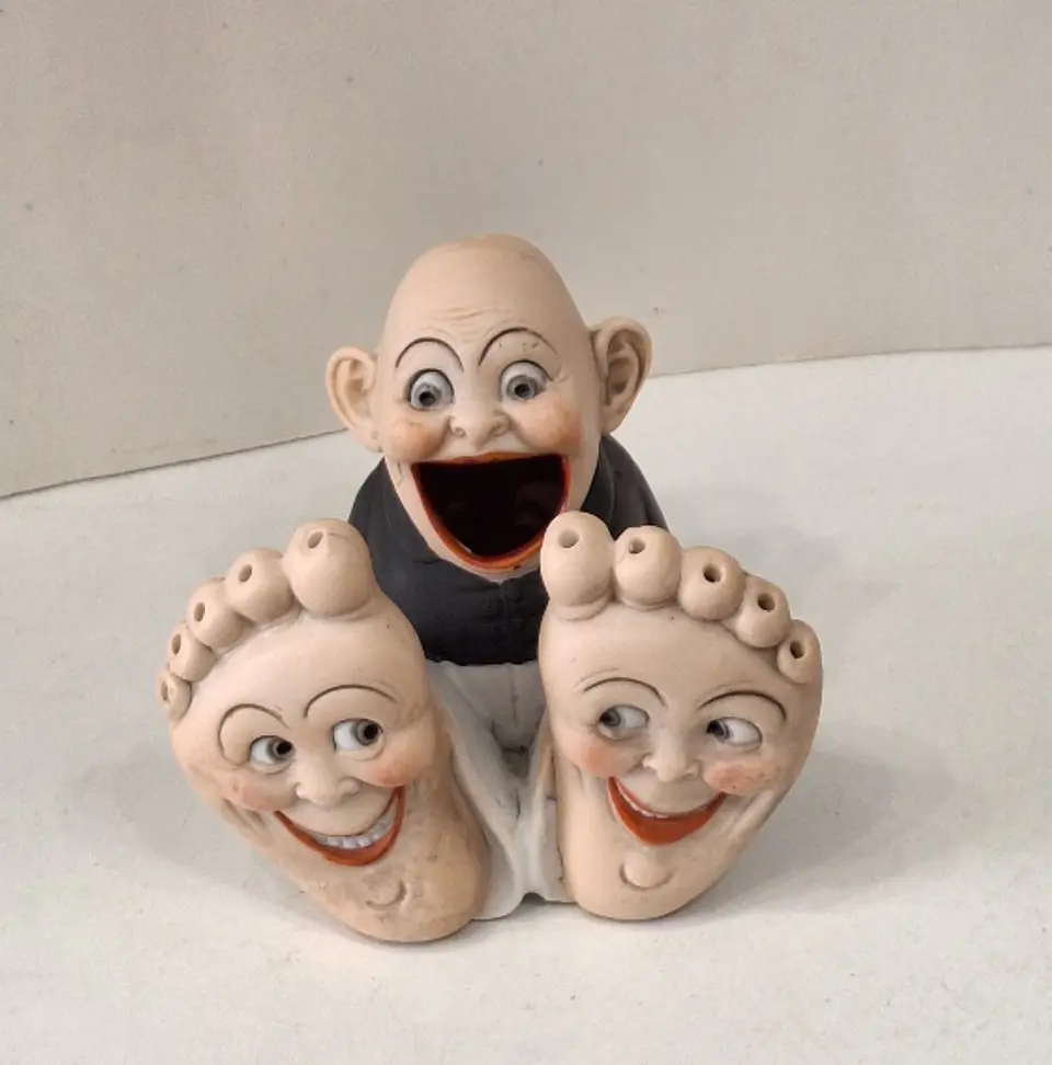 Fosforeira (paliteiro) em biscuit ' Big feet ' da Schafer & Vater, Alemanha.  1