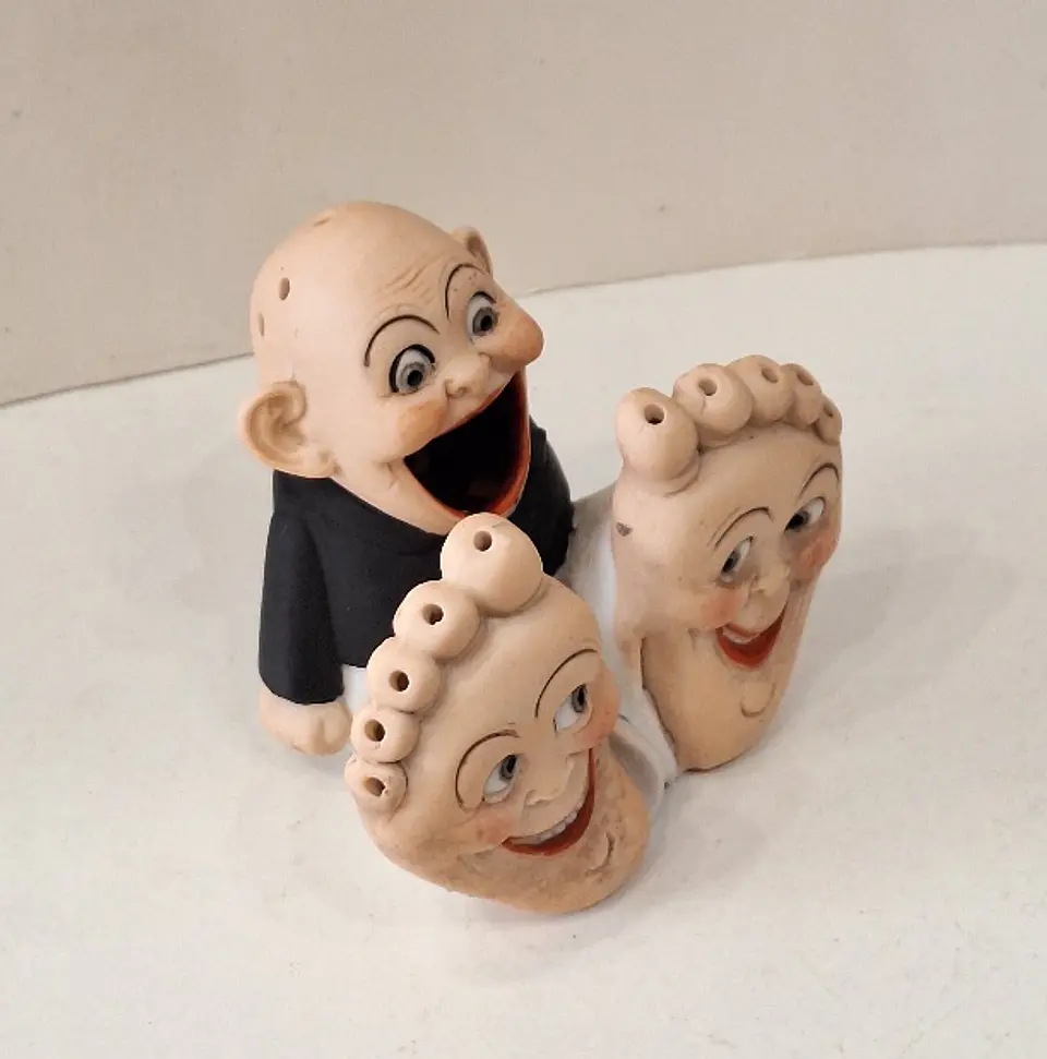 Fosforeira (paliteiro) em biscuit ' Big feet ' da Schafer & Vater, Alemanha.  2