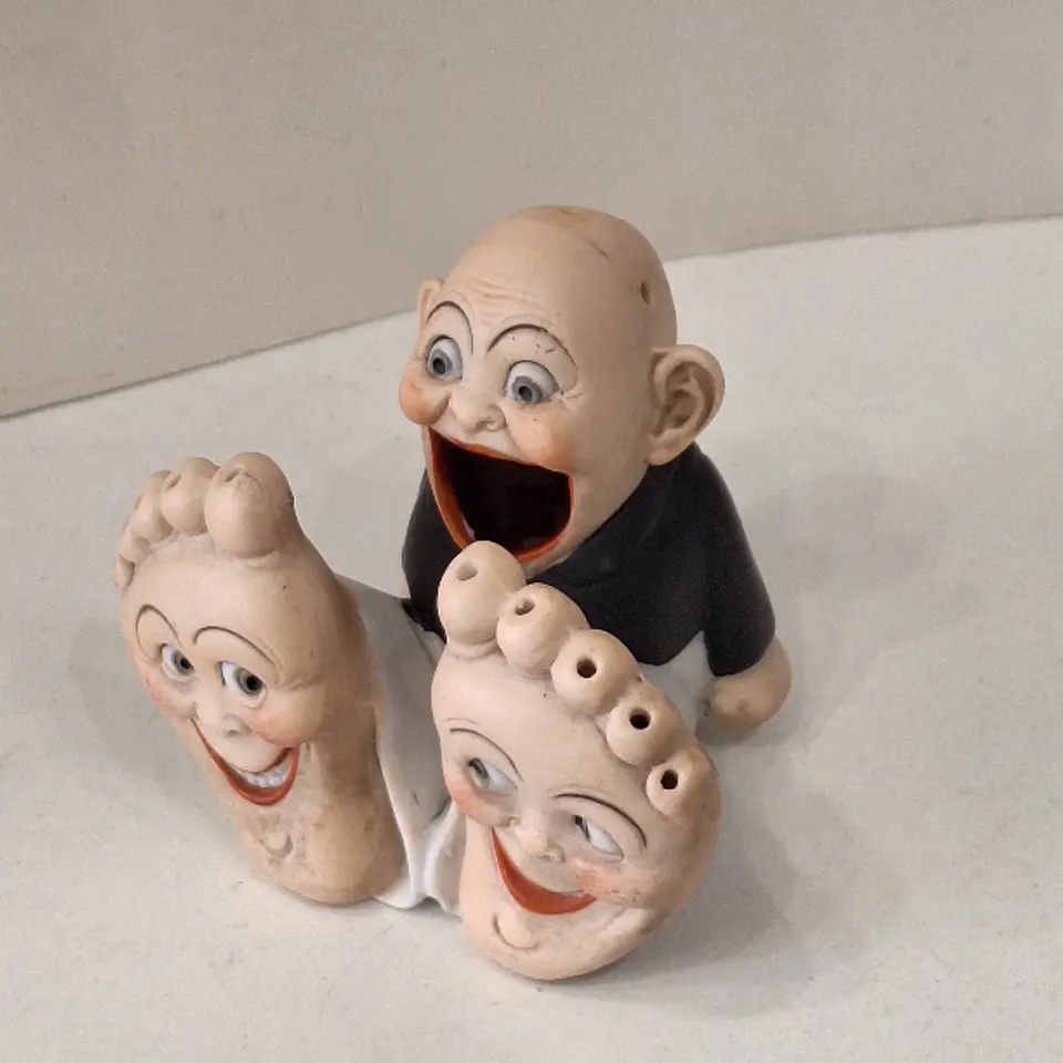Fosforeira (paliteiro) em biscuit ' Big feet ' da Schafer & Vater, Alemanha.  4